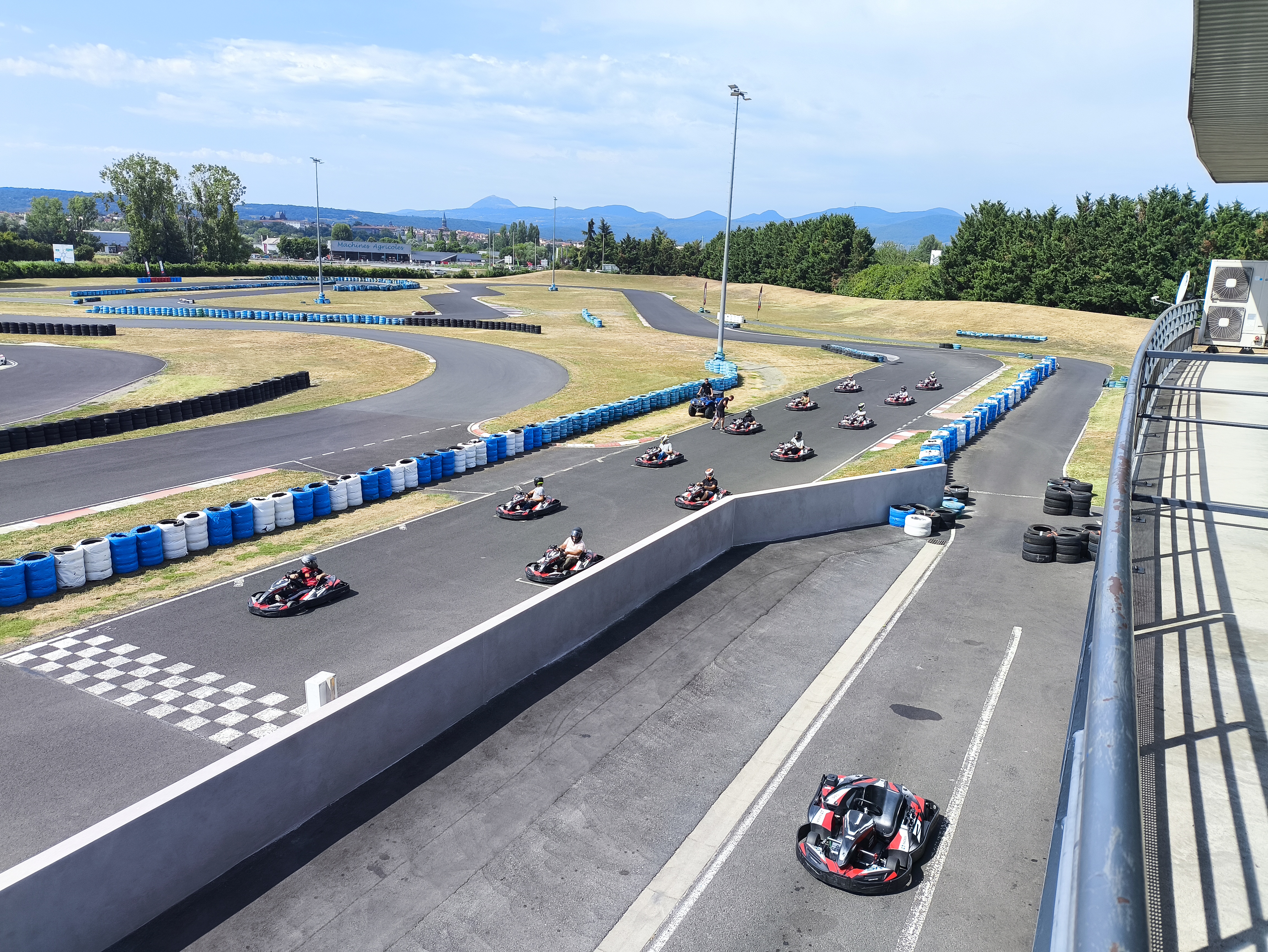 Grille de départ sur circuit karting