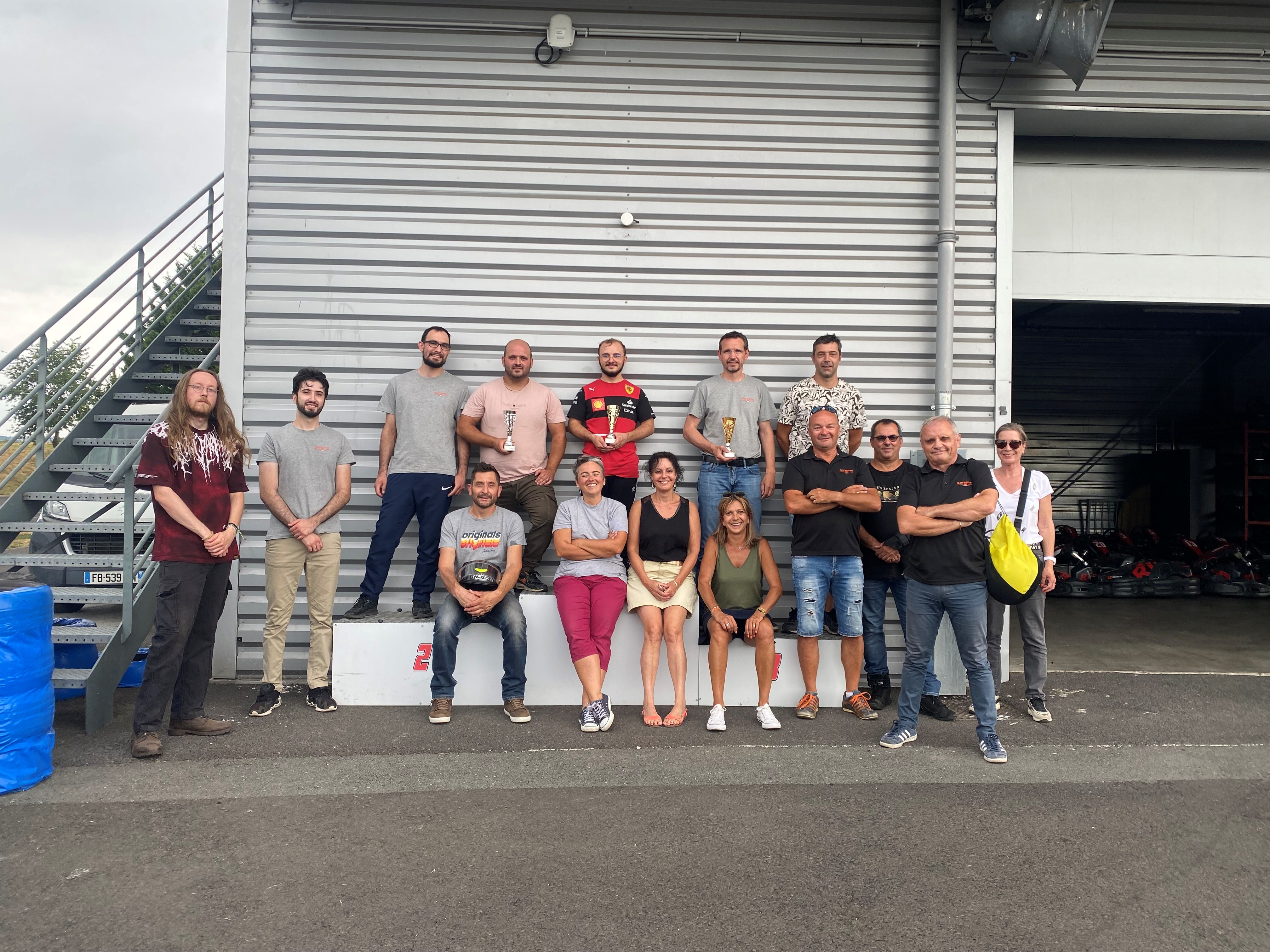 equipe sur podium circuit karting